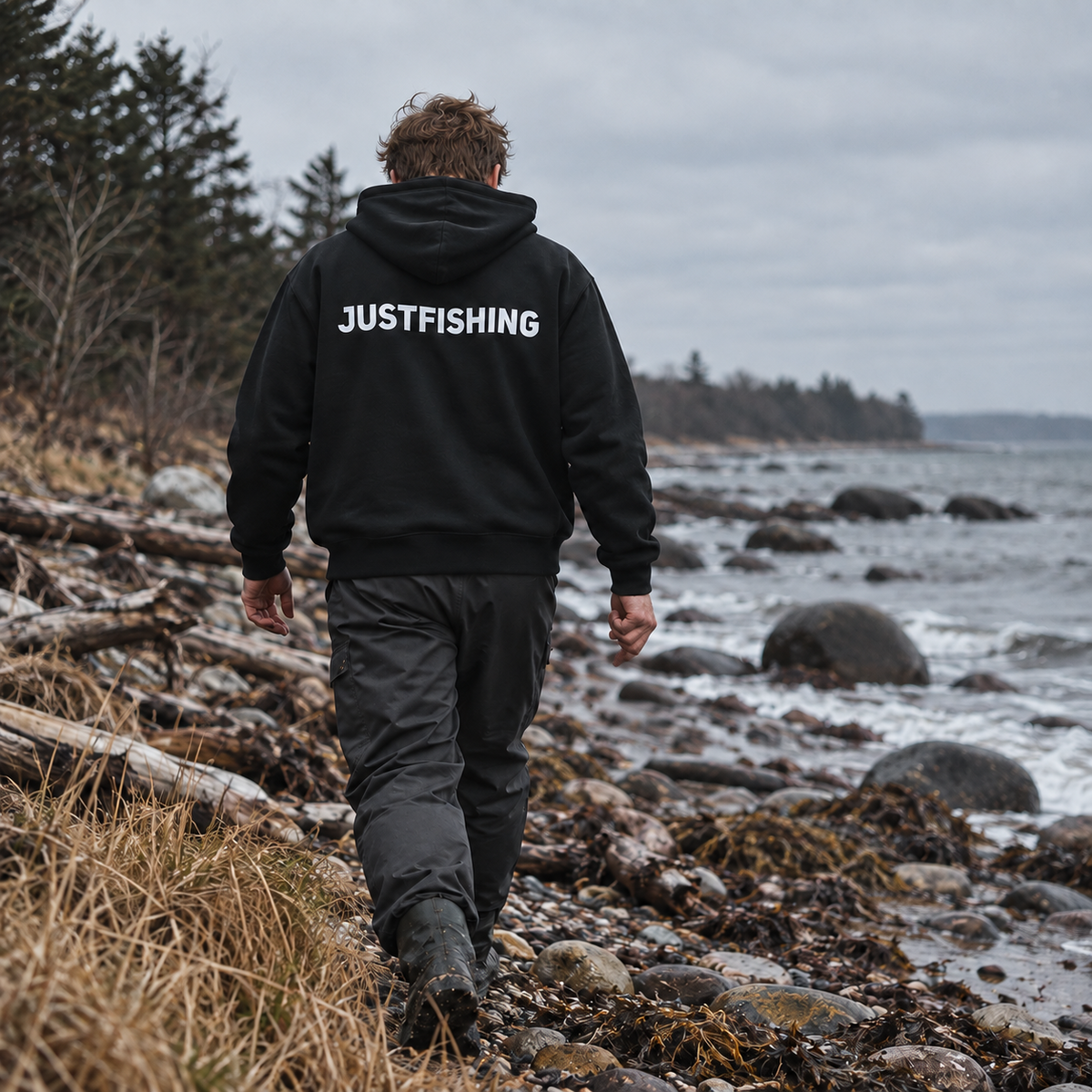 Hoodie bagfra ved klippekysten