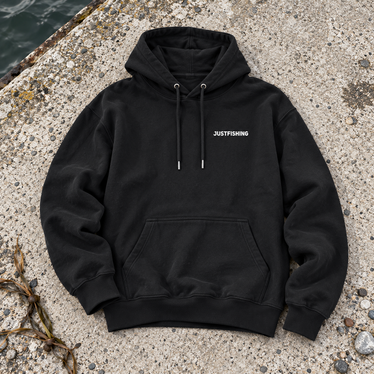 Hoodie flatlay ved havnen