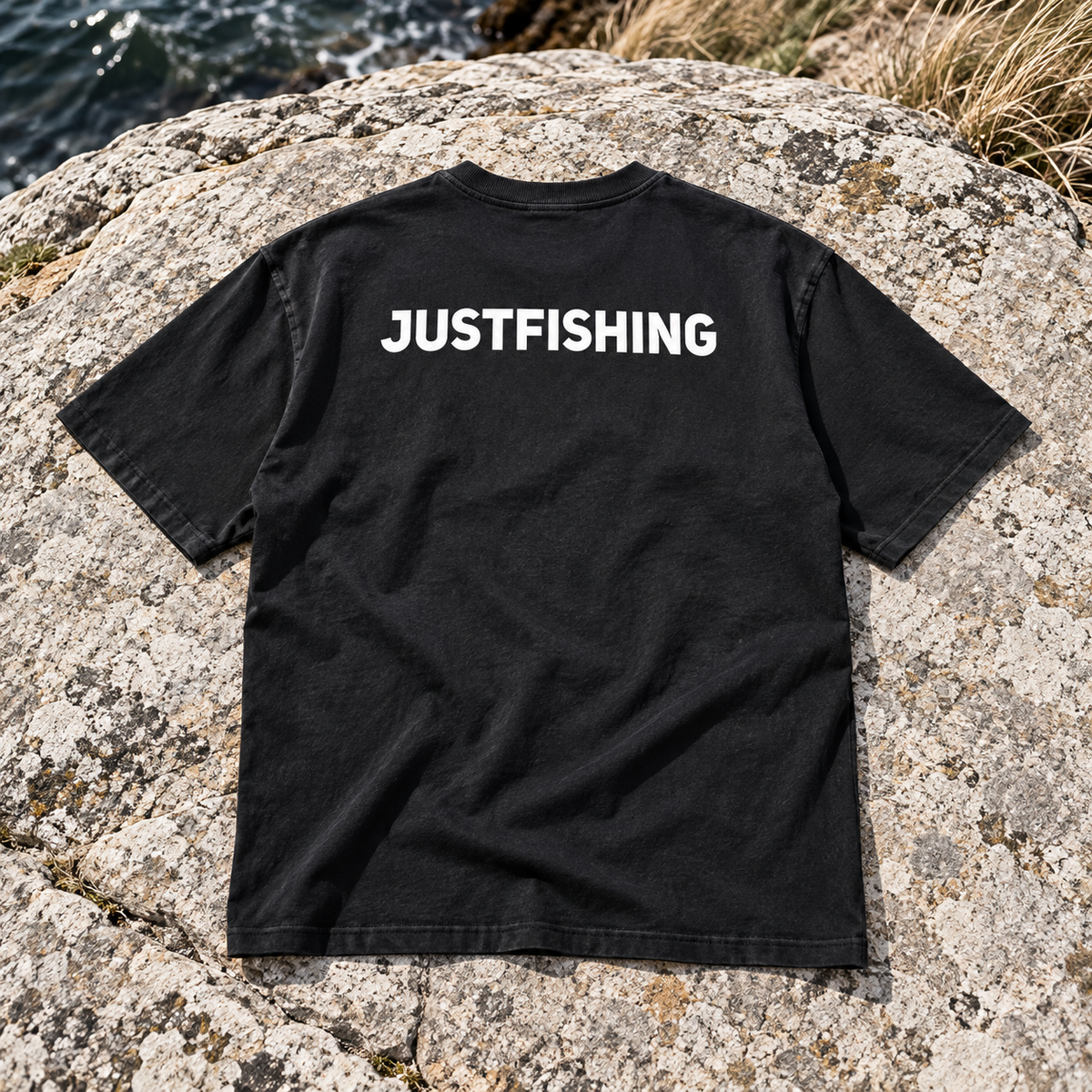 T-shirt bagfra på kystklippe