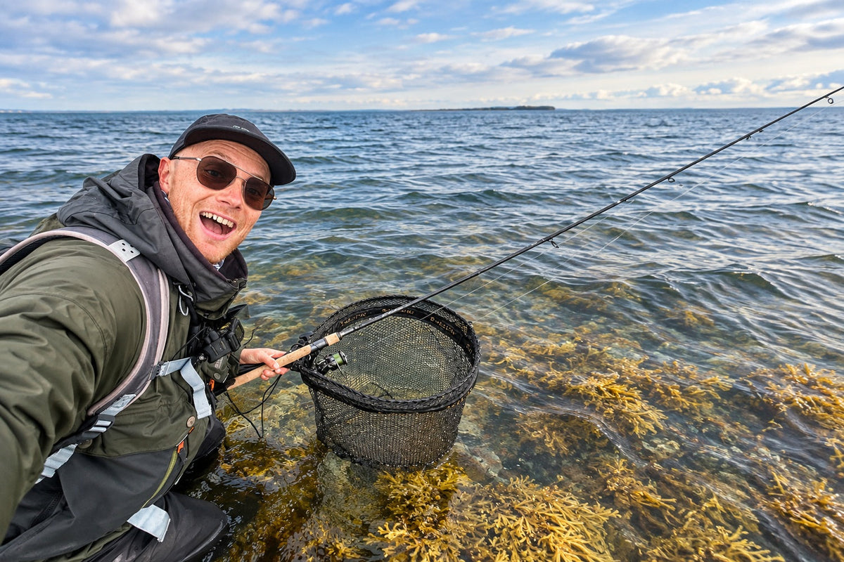Anders med fangstnet under havørredfiskeri på Fyn
