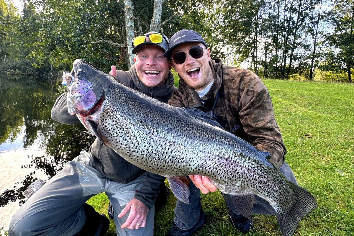 Søren og Casper med en stor regnbueørred ved Put & Take