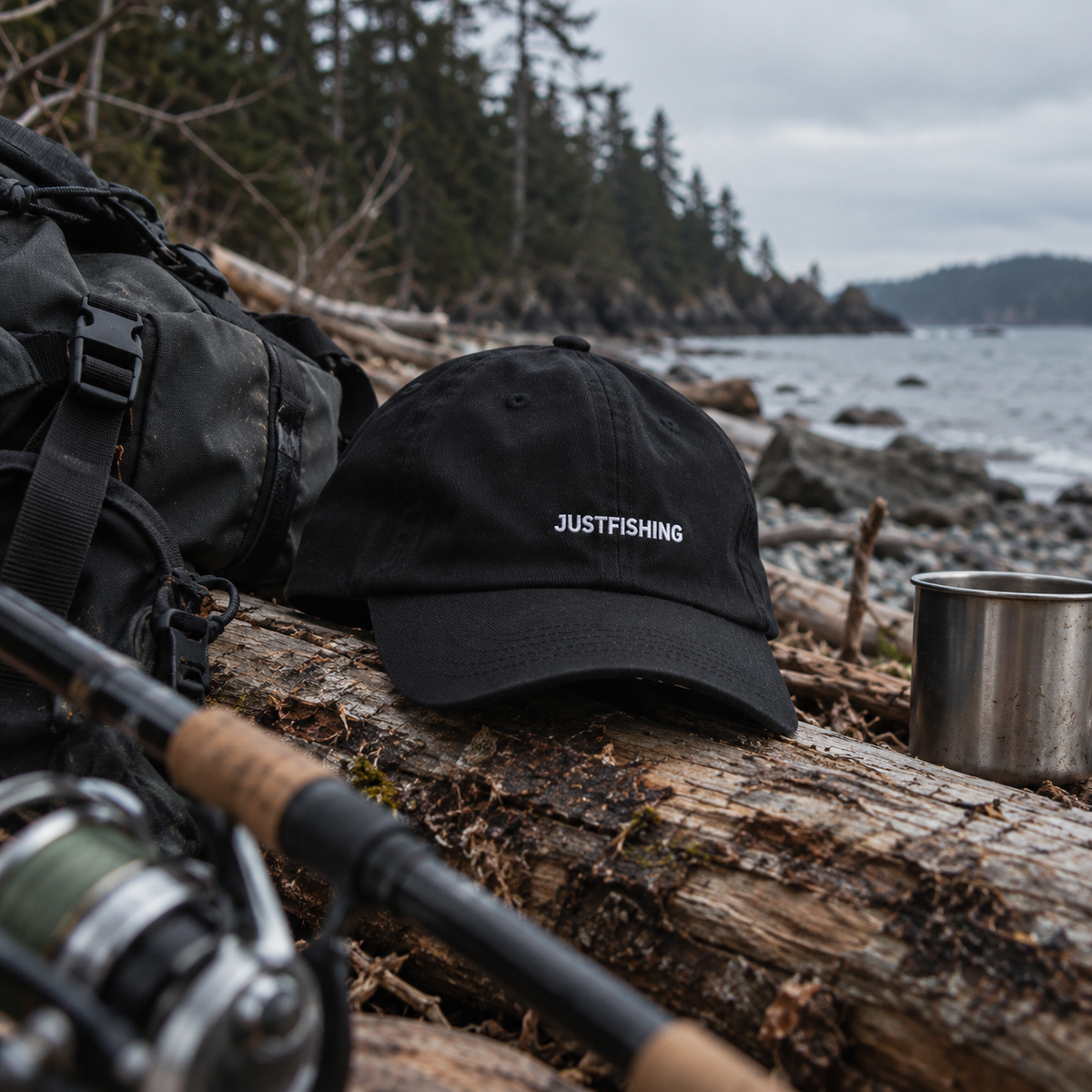 AI-genereret stemningsbillede af sort Justfishing dad cap ved kysten