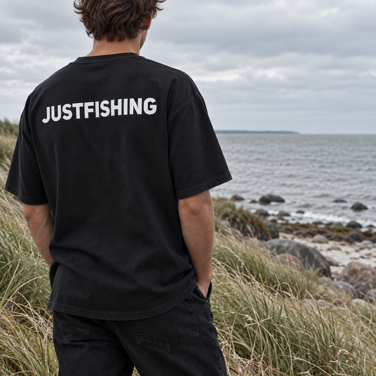T-shirt bagfra ved dansk kyst